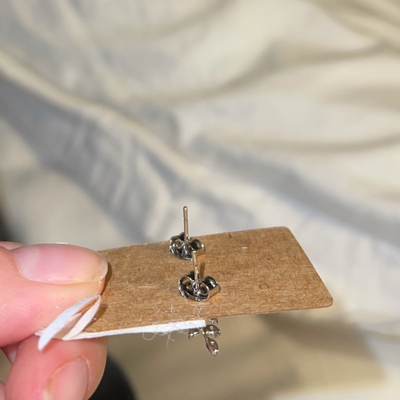 Silver stud earring - Picture 3 of 4